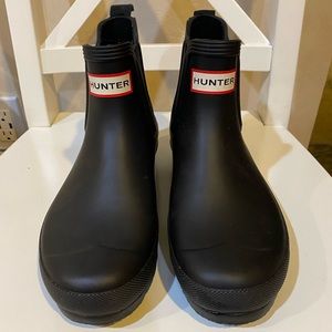 Authentic Hunter womens Chelsea boot. Worn once. Black rubber size 38.